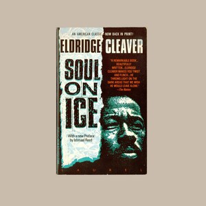 Pode incluir: Capa do livro "Soul on Ice" de Eldridge Cleaver. A capa apresenta o título em letras grandes e um retrato de um homem. O texto indica que é um clássico americano, agora de volta à impressão.