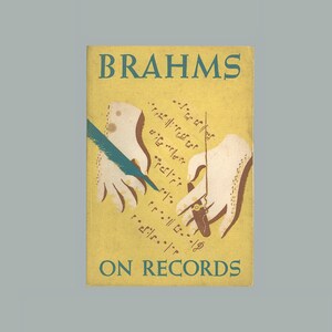 以下が含まれることがあります： 黄色と緑色のヴィンテージレコードアルバムのカバーで、「BRAHMS ON RECORDS」というテキストと、音楽の楽譜を書いている2つの手のイラストが描かれています。