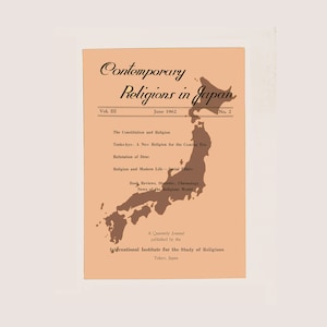 Peut inclure: Couverture de livre vintage pour "Contemporary Religions in Japan", Volume III, juin 1962. La couverture est de couleur pêche avec une carte du Japon et du texte détaillant le contenu du journal, y compris des articles sur la religion et l'éthique sociale.