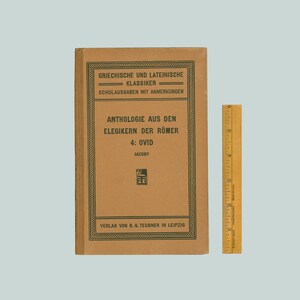 Può includere: Un libro marrone con il titolo "Anthologie aus den Elegikern der Römer 4: Ovid" di Jacoby. Il libro fa parte di una serie chiamata "Griechische und Lateinische Klassiker" e viene pubblicato da B.G. Teubner a Lipsia.