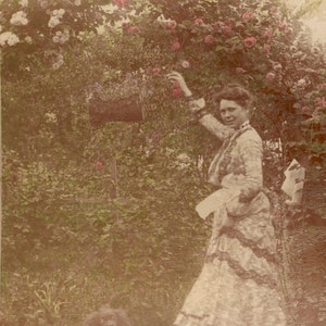 1901 Hand-Tinted Stereoscope Photograph: Genteel Victorian Lady with Roses and Spaniel