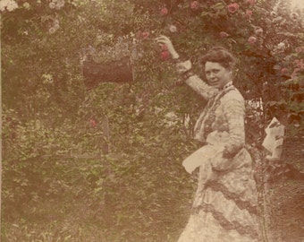 1901 Hand-Tinted Stereoscope Photograph: Genteel Victorian Lady with Roses and Spaniel