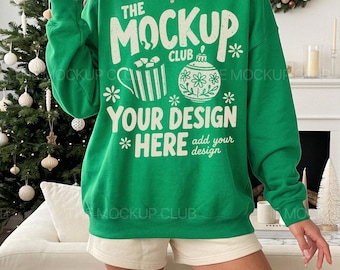 Mockup de moletom natalino, verde irlandês Gildan 18000, estilo de vida de férias de inverno.
