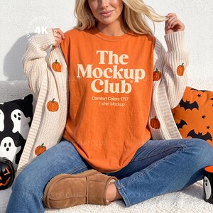 Maqueta de camiseta espeluznante de Halloween color naranja quemado, Comfort Colors 1717, estilo de vida otoñal.