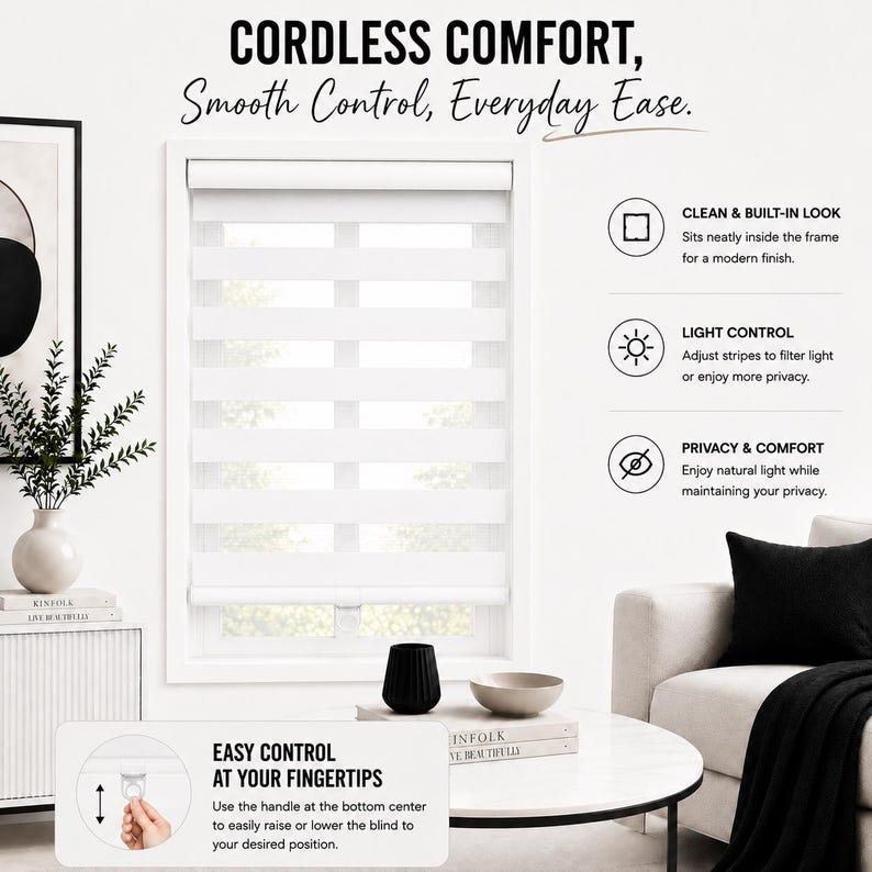 Pu&ograve; includere: Una tenda a rullo bianca senza fili installata in un telaio di finestra, con strisce orizzontali alternate di tessuto opaco e trasparente. L'immagine include il testo: CORDLESS COMFORT, Smooth Control, Everyday Ease e istruzioni di controllo.