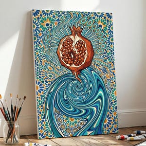 Puede incluir: Una vibrante impresión en lienzo con una granada estilizada. La obra de arte presenta una granada geométrica detallada en tonos naranja y marrón, sobre un fondo azul y verde azulado con patrones florales. El tema general es artístico y decorativo.