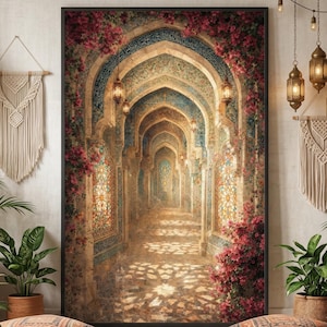 Puede incluir: Una impresión enmarcada de un pasillo arqueado con detalles intrincados, con una paleta de colores cálidos de beige, azul y rojo. El pasillo está adornado con detalles florales y faroles colgantes, creando una sensación de profundidad y tranquilidad. La impresión se exhibe en una habitación con plantas y cojines decorativos.
