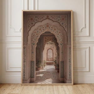 Puede incluir: Una impresión enmarcada de un pasillo arqueado con intrincados diseños florales en tonos de rosa, verde y beige. El pasillo conduce a un interior soleado con plantas en macetas y una alfombra estampada. El marco es de color madera clara.