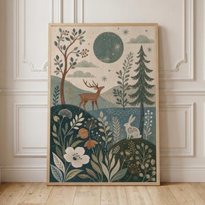Op de afbeelding: Een rechthoekige wandkunstprint met een gestileerd boslandschap met een hert en een konijn. De scène bevat een grote donkere maan, groenblijvende bomen en diverse florale elementen in tinten blauw, groen, crème en gedempt oranje.