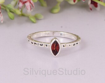 Handgemaakte marquise-granaatring – minimalistische sterlingzilveren band