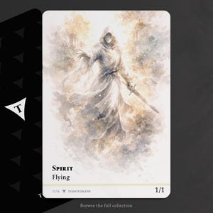 Könnte beinhalten: Eine Kunstkarte mit einer geisterhaften Figur in weißen Roben, die ein Schwert hält. Die Karte ist mit "Spirit" und "Flying" beschriftet, mit der Bezeichnung 1/1. Der Hintergrund ist eine weiche Mischung aus Licht und Schatten.