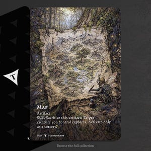 Pode incluir: Um cartão de fantasia com uma ilustração detalhada de um mapa. O mapa mostra montanhas, árvores e um rio. Uma criatura semelhante a uma fada é mostrada desenhando no mapa. O cartão tem a palavra "Map" e instruções do jogo. O cartão faz parte da coleção "TODOTOKENS".