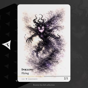 Puede incluir: Una carta de fantasía que presenta una criatura oscura y sombreada con una sonrisa amenazante y extremidades extendidas. La carta está etiquetada como "Inkling" con "Flying" debajo. La obra de arte es una mezcla de negro, morado y blanco.