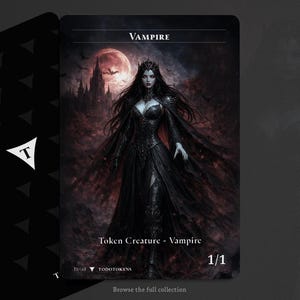 Puede incluir: Una carta de arte fantástico que presenta a una reina vampiro de pelo oscuro con un vestido negro, de pie frente a un castillo y una luna roja sangre. La carta está etiquetada como "Vampire" y "Token Creature - Vampire 1/1".