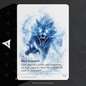 Può includere: Una carta collezionabile con un lupo blu spettrale con occhi luminosi e bocca aperta. La carta presenta il testo "DOG ILLUSION" e le istruzioni di gioco. La carta è su sfondo bianco con una carta nera a motivi sul lato sinistro.