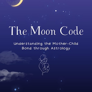 Könnte beinhalten: Buchcover mit dunkelblauem Hintergrund mit einem Halbmond, Sternen und Wolken. Der Titel "The Moon Code" ist in Weiß, mit dem Untertitel "Verständnis der Mutter-Kind-Bindung durch Astrologie". Eine Strichzeichnung einer Mutter und eines Kindes ist ebenfalls vorhanden.