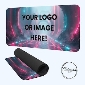 Peut inclure: Un tapis de yoga noir enroul&eacute; avec un motif color&eacute; repr&eacute;sentant un tunnel futuriste avec des n&eacute;ons. Le tapis est partiellement d&eacute;roul&eacute;, r&eacute;v&eacute;lant le motif. Le texte "YOUR LOGO OR IMAGE HERE!" est affich&eacute; sur un fond rectangulaire.