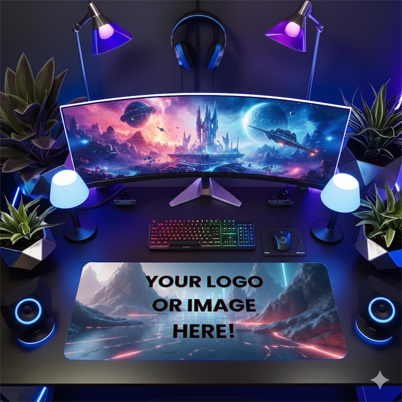 Peut inclure: Une configuration de jeu avec un &eacute;cran incurv&eacute; affichant un paysage fantastique, un clavier, une souris et un tapis de souris avec le texte "YOUR LOGO OR IMAGE HERE!". L'ensemble comprend des lampes, des haut-parleurs et un casque, tous &eacute;clair&eacute;s en bleu et violet.