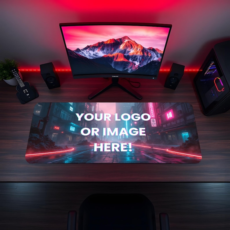 Peut inclure: Un tapis de souris de jeu rectangulaire avec le texte "YOUR LOGO OR IMAGE HERE!" est affich&eacute; sur un bureau en bois. Le tapis pr&eacute;sente une sc&egrave;ne de ville n&eacute;on avec un &eacute;cran d'ordinateur sur le th&egrave;me de la montagne, des haut-parleurs et une tour d'ordinateur.