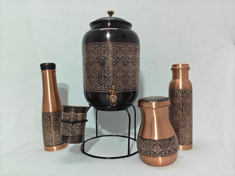 Dispensador de agua de cobre antiguo de 8 litros con soporte, 2 botellas y vaso. Decoración de cocina de lujo. Regalo para la salud. imagen 5