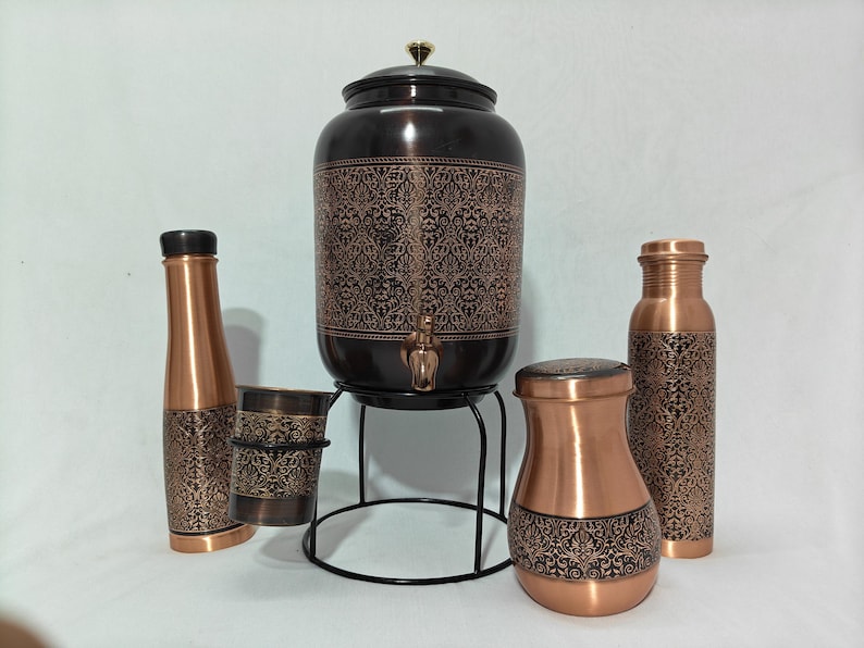 Dispensador de agua de cobre antiguo de 8 litros con soporte, 2 botellas y vaso. Decoración de cocina de lujo. Regalo para la salud. imagen 3