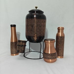 Dispensador de agua de cobre antiguo de 8 litros con soporte, 2 botellas y vaso. Decoración de cocina de lujo. Regalo para la salud. imagen 7