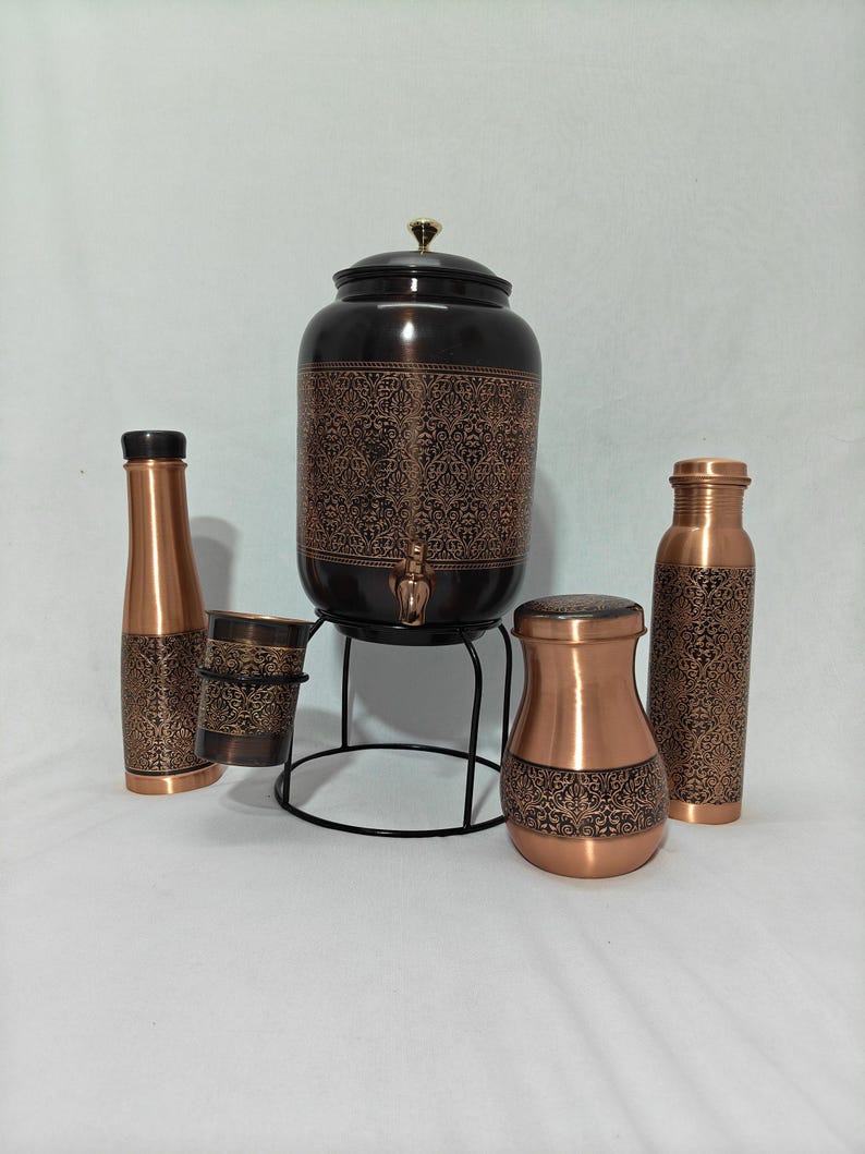 Dispensador de agua de cobre antiguo de 8 litros con soporte, 2 botellas y vaso. Decoración de cocina de lujo. Regalo para la salud. imagen 7
