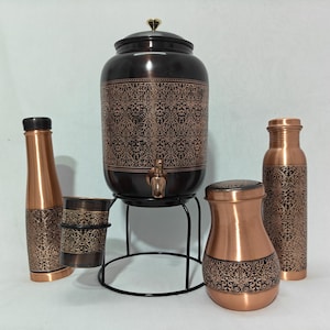 Dispensador de agua de cobre antiguo de 8 litros con soporte, 2 botellas y vaso. Decoración de cocina de lujo. Regalo para la salud.