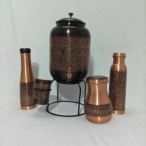 Dispensador de agua de cobre antiguo de 8 litros con soporte, 2 botellas y vaso. Decoración de cocina de lujo. Regalo para la salud. imagen 6