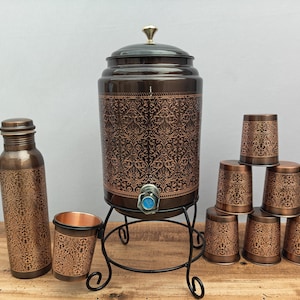 Dispensador de agua de cobre con grabado antiguo de 8 litros con soporte, 1 botella y vaso / Decoración de cocina de lujo / Regalo saludable