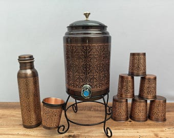 Dispensador de agua de cobre con grabado antiguo de 8 litros con soporte, 1 botella y vaso / Decoración de cocina de lujo / Regalo saludable