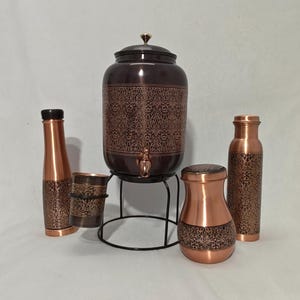 Dispensador de agua de cobre antiguo de 8 litros con soporte, 2 botellas y vaso. Decoración de cocina de lujo. Regalo para la salud. imagen 8
