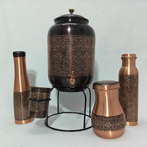 Dispensador de agua de cobre antiguo de 8 litros con soporte, 2 botellas y vaso. Decoración de cocina de lujo. Regalo para la salud. imagen 2