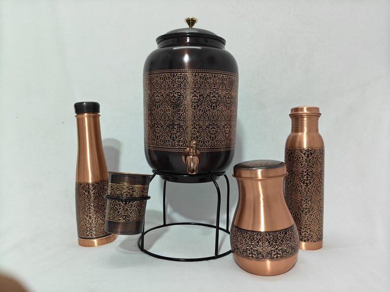 Dispensador de agua de cobre antiguo de 8 litros con soporte, 2 botellas y vaso. Decoración de cocina de lujo. Regalo para la salud. imagen 2