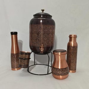Dispensador de agua de cobre antiguo de 8 litros con soporte, 2 botellas y vaso. Decoración de cocina de lujo. Regalo para la salud. imagen 10