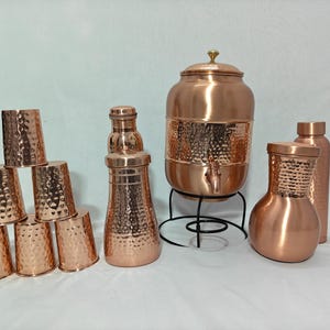 8 l gehamerd koperen waterdispenserset met standaard, 6 glazen en 2 flessen | Puur koperen keukendecoratie | Ayurvedisch gezondheidscadeau