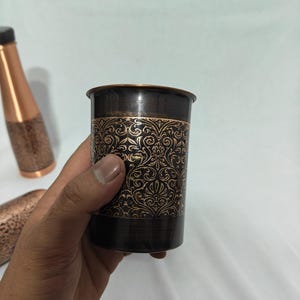 Dispensador de agua de cobre antiguo de 8 litros con soporte, 2 botellas y vaso. Decoración de cocina de lujo. Regalo para la salud. imagen 17