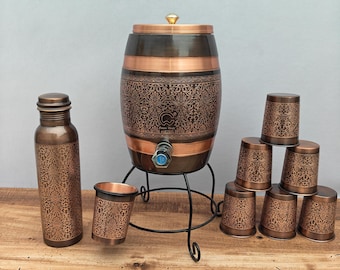 Dispensador de agua de cobre con grabado antiguo de 8 litros con soporte, 1 botella y vaso / Decoración de cocina de lujo / Regalo saludable