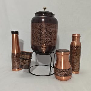 Dispensador de agua de cobre antiguo de 8 litros con soporte, 2 botellas y vaso. Decoración de cocina de lujo. Regalo para la salud. imagen 9