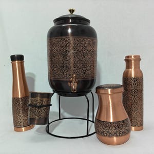 Dispensador de agua de cobre antiguo de 8 litros con soporte, 2 botellas y vaso. Decoración de cocina de lujo. Regalo para la salud. imagen 4