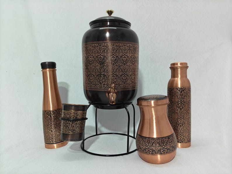 Dispensador de agua de cobre antiguo de 8 litros con soporte, 2 botellas y vaso. Decoración de cocina de lujo. Regalo para la salud. imagen 4