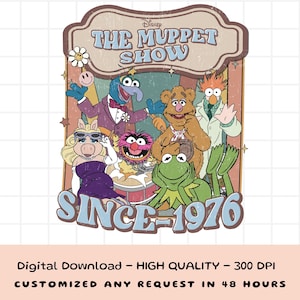 Może przedstawiać: Grafika w stylu vintage z postaciami z Muppet Show, w tym Kermitem, Miss Piggy i Fozzie Bearem. Projekt zawiera tekst "The Muppet Show" i "Since 1976" w stylu retro, ze efektem postarzenia. Pobieranie cyfrowe.