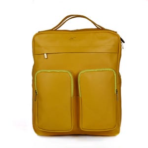 Könnte beinhalten: Senfgelber Lederrucksack mit zwei Fronttaschen, die mit Limettengrün eingefasst sind. Die Tasche hat einen oberen Griff und einen Reißverschluss. Ein kleines Logo ist oben sichtbar.
