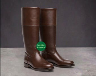 Handgefertigte braune Reitstiefel aus Leder im Kolonialstil des 18. Jahrhunderts, historische Reproduktion von Offiziersstiefeln aus der Zeit des Unabhängigkeitskrieges