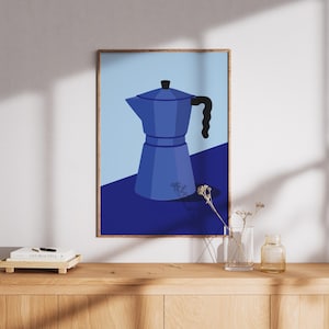 Könnte beinhalten: Gerahmter Kunstdruck mit einer Illustration einer blauen Kaffeemaschine. Das Kunstwerk zeigt einen stilisierten Espressokocher mit schwarzem Griff vor blauem und hellblauem Hintergrund. Der Druck ist in einem Holzrahmen.