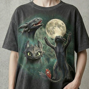 Maglietta retrò Comfort Colors Tre draghi sotto la luna, per amanti dei draghi, regalo per lettori, maglietta con l'animale carino Sdentato, come addestrare un drago