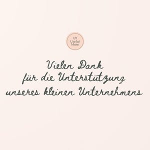 Pu&ograve; includere: Sfondo color pesca chiaro con la scritta "Vielen Dank f&uuml;r die Unterst&uuml;tzung unseres kleinen Unternehmens" in corsivo grigio scuro. Un logo circolare con "Useful Muse" &egrave; in alto. L'immagine &egrave; un messaggio di ringraziamento.