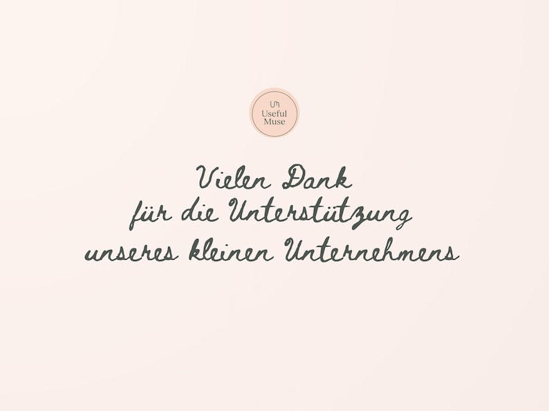 Pu&ograve; includere: Sfondo color pesca chiaro con la scritta "Vielen Dank f&uuml;r die Unterst&uuml;tzung unseres kleinen Unternehmens" in corsivo grigio scuro. Un logo circolare con "Useful Muse" &egrave; in alto. L'immagine &egrave; un messaggio di ringraziamento.