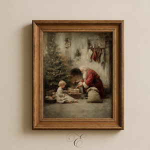 Puede incluir: Pintura vintage enmarcada que representa a Papá Noel regalando presentes a un niño cerca de un árbol de Navidad. La obra de arte utiliza una paleta de colores cálidos, centrándose en las figuras y la escena festiva. El marco es de color marrón cálido.