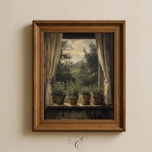 Puede incluir: Pintura enmarcada que representa una escena de ventana con hierbas en macetas en un alféizar. Suaves cortinas beige enmarcan la vista de un exuberante paisaje verde. La pintura tiene una estética cálida y vintage, con un marco de madera marrón.